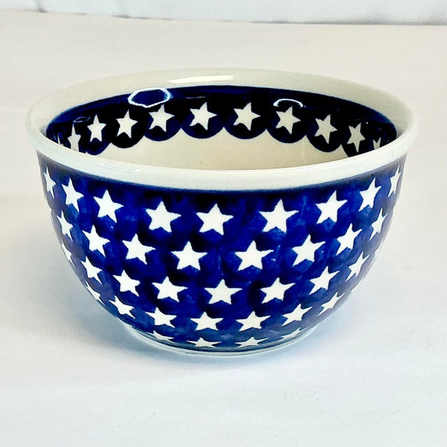 American 1980s Arts & Crafts Americana Stars Boleslawiec Polish Pottery Serving Bowl For Sale - Image 3 of 9