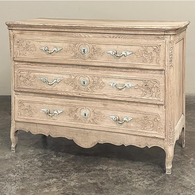 French Country 18th Century Country French Louis XV Commode in Stripped Oak For Sale - Image 3 of 17