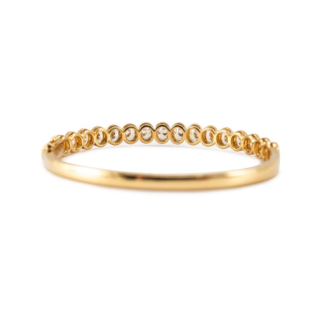 Early 21st Century 18k Yellow Gold 5.02ct Graduated Oval Bezel Diamond Hinged Bangle Bracelet For Sale - Image 5 of 8