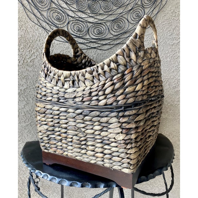 Late 20th-Century Rustic Chic Braided Seagrass Pedestal Floor Basket For Sale - Image 4 of 13