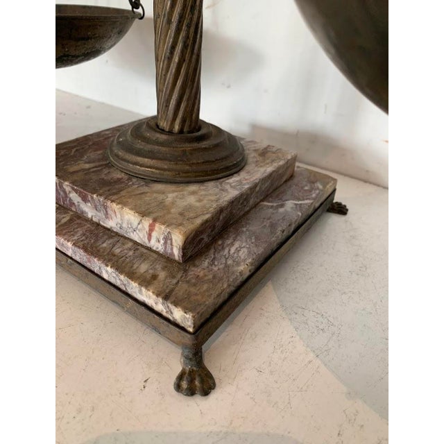 Jeweler's balance scale in brass and marble Double weighing system Two-tiered marble base Good condition Dimensions H...