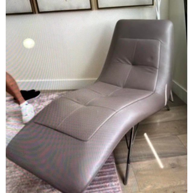 Roche Bobois ARIOSO sculptural chaise longue designed by Zeno Nugari, Upholstered in subtle taupe-gray leather with...