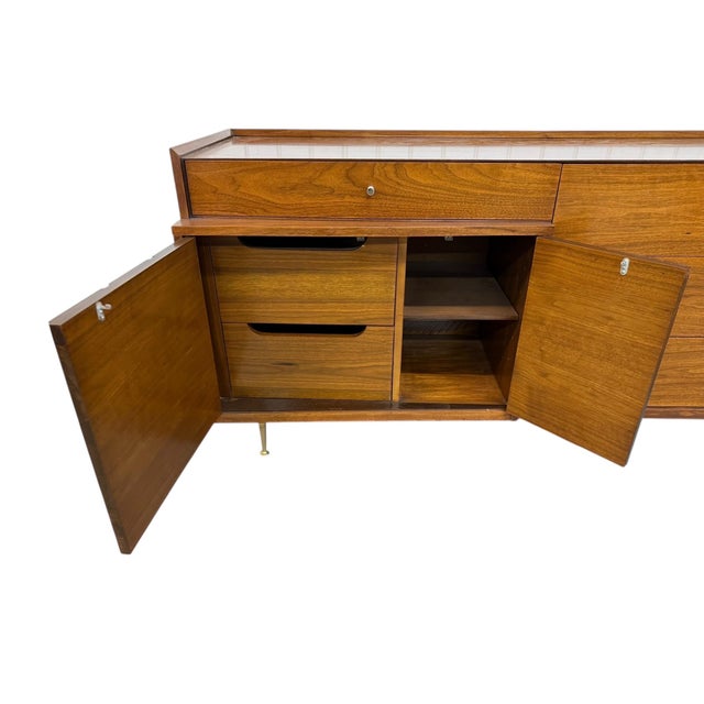 Brown Mid-Century Modern Catseye 4-Piece Walnut Bedroom Set W/Original Legs For Sale - Image 8 of 12