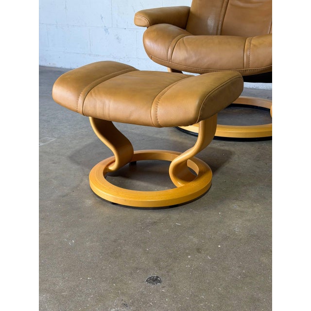 1980s Ekornes Stressless Tan Leather Lounge Chair With Ottoman Mid-Century Modern 1980s For Sale - Image 5 of 13