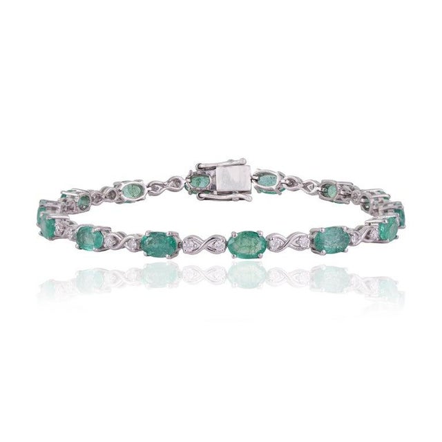 Contemporary Handcrafted Emerald & Diamond Infinity Link Bracelet in 925 Sterling Silver For Sale - Image 3 of 14