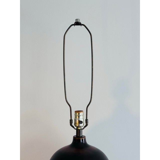 Mid-Century Modern Vintage 1970s Lotte & Gunnar Bostlund Large Brown Ceramic Table Lamp For Sale - Image 3 of 8