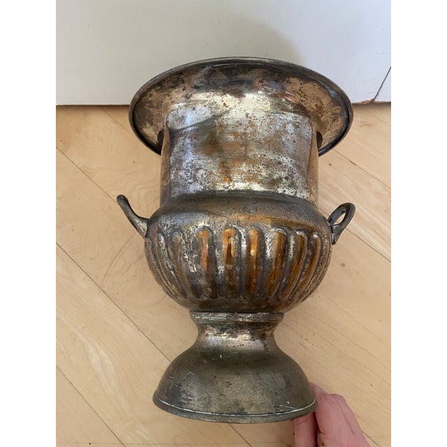 The Vintage Silver Tone Distressed Urn Champagne Bucket Ice Bucket is a stylish and unique addition to any barware...