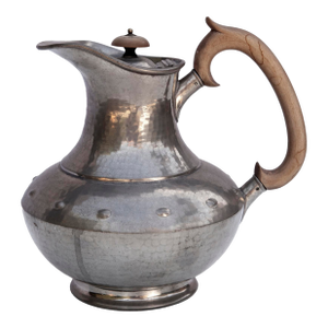 Early 20th Century English Hammered Pewter Jug With Blonde Wood Handle