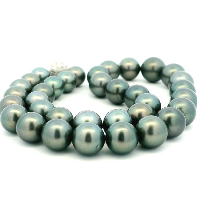 1990s Graduated Tahitian Black Pearl Necklace With Diamond Clasp For Sale - Image 4 of 11