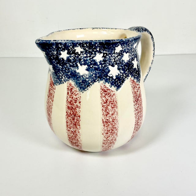 1980s Vintage Boho Chic Americana Stars & Stripes Sponge Style Patriotic Pitcher For Sale - Image 10 of 11