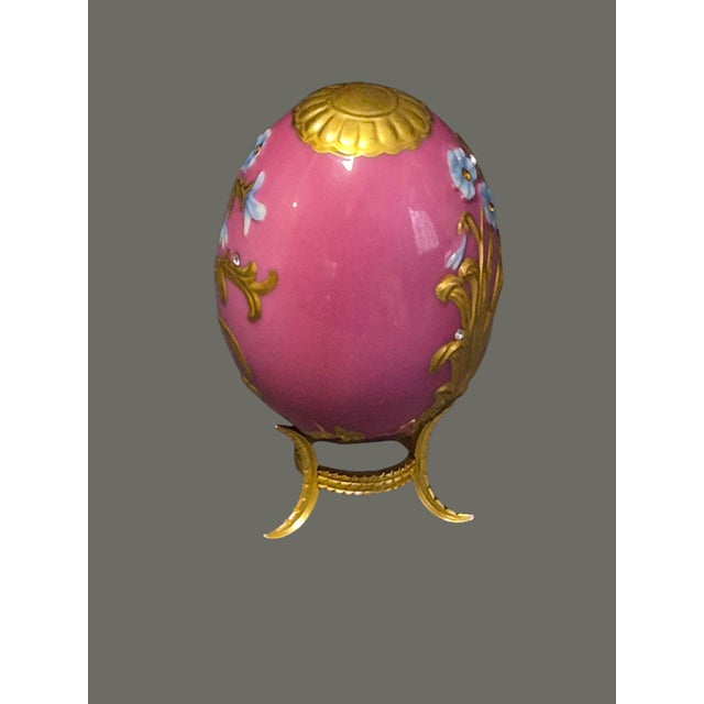 Hollywood Regency Late 20th Century Franklin Mint House of Faberge Imperial Porcelain Floral Pink Gilded Jeweled Egg For Sale - Image 3 of 7