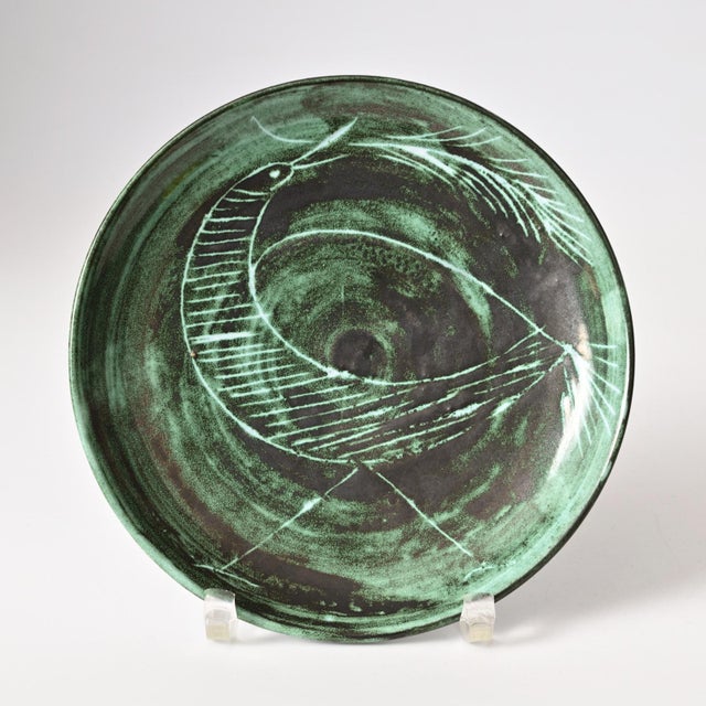 Ceramic Green Sgraffito Bird Plate by Gudrun Wittke-Baudisch for Keramik Hallstatt, 1970s For Sale - Image 7 of 9