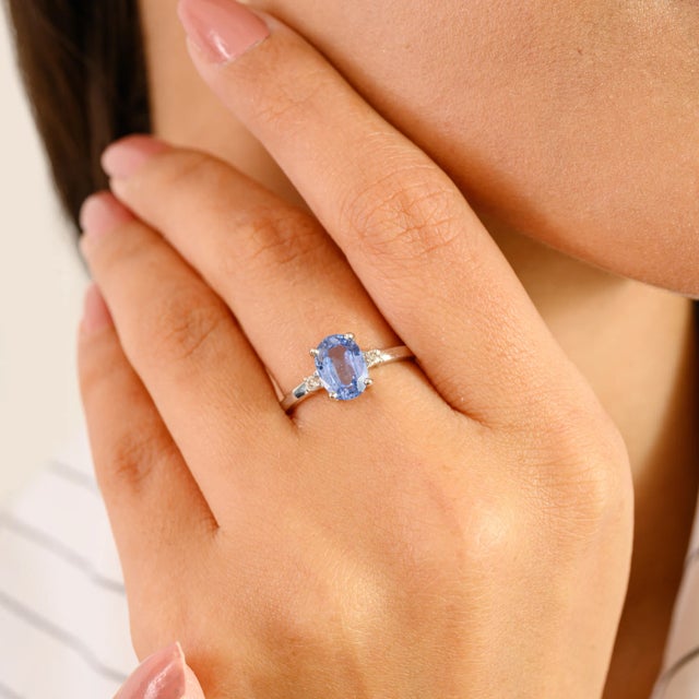 Modern Oval Cut Blue Sapphire Three Stone Ring With Diamonds Size 6.5 For Sale - Image 3 of 12