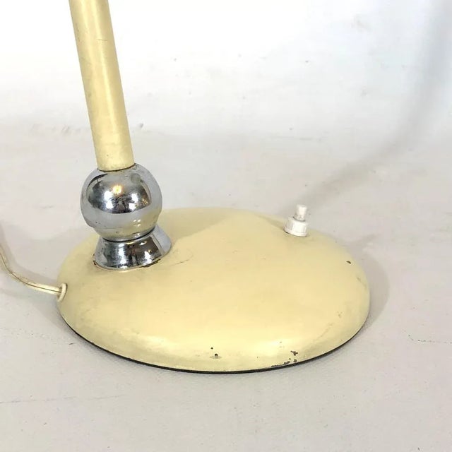 Cream Mid-Century Lacquer and Chrome Articulated Desk Lamp from Stilnovo For Sale - Image 8 of 12