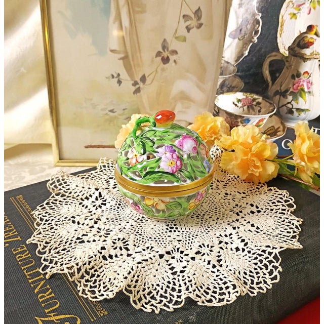 Herend 1980s Herend Hungary Bonbonniere 6214 C Reticulated Handpainted Porcelain Box Green Lattice Strawberry Finial Grandmillennial Small Vanity Decor For Sale - Image 4 of 12