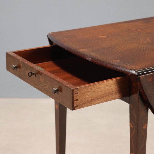 Small English Table in Mahogany For Sale - Image 3 of 13