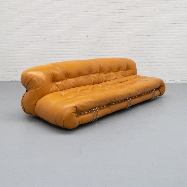 The Soriana three-seat sofa, designed in 1969 by Afra & Tobia Scarpa for Cassina, is an iconic piece in which comfort and...
