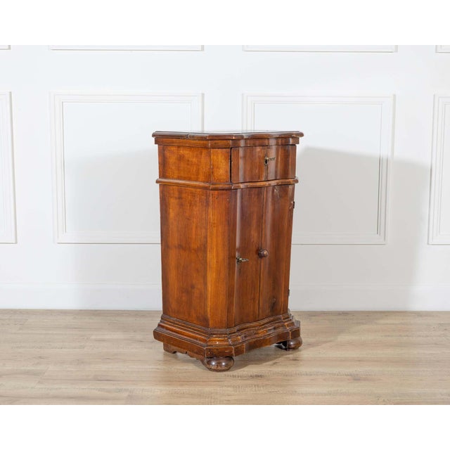 18th Century Elegant Venetian Urn-Shaped Bedside Cabinet with Kneeler, Mid-18th Century For Sale - Image 5 of 11