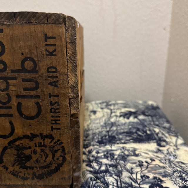 1920s Antique Clicquot Club Ginger Ale Wooden Crate, “Old Eskimo” Graphic, Massachusetts Soda For Sale - Image 5 of 6