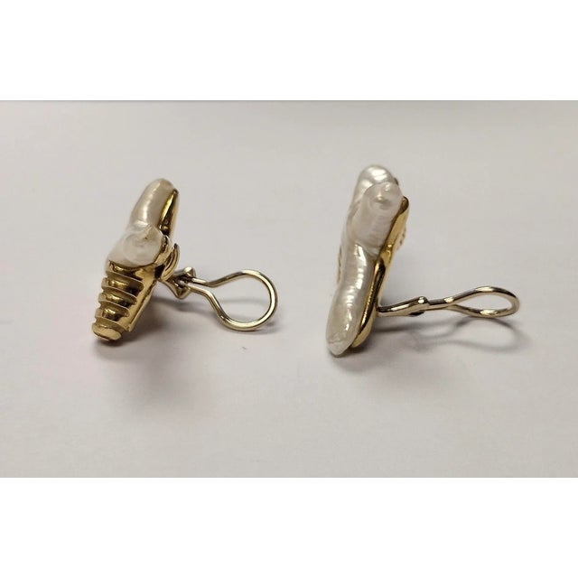 Contemporary Pair of X-Shaped Baroque Pearl Earrings in 18k Gold by Christopher Walling For Sale - Image 3 of 5