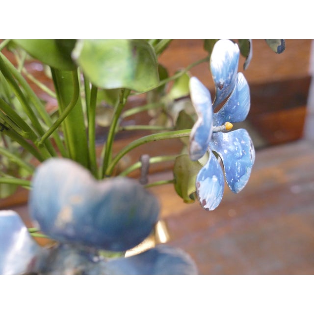 Vintage Italian Tole Hydrangea Table Lamp 1960s Gilt Floral Wood Base For Sale - Image 4 of 10