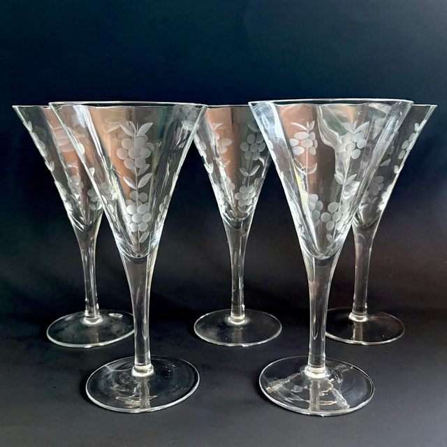 Glass 1950s Mid-Century Modern Etched Optic Goblets – Set of 5 | Trumpet Bowl Crystal Stemware 7.5" | Floral Ribbed Vintage Glasses For Sale - Image 7 of 7