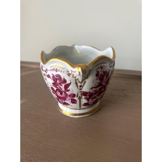 French French Porcelain Cachepot With Hand-Painted Puce Floral and Gilt Rim For Sale - Image 3 of 6