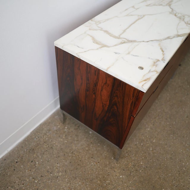 1960s Florence Knoll Rosewood Credenza For Sale - Image 5 of 12