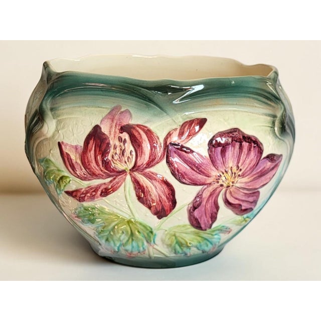 Important Longchamp earthenware cachepot / slipware / Art Nouveau / Late 19th century. Stamp on the back. Height 21.5 cm...