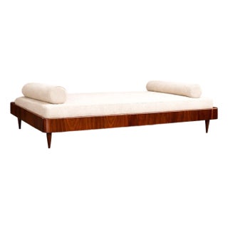 Giuseppe Scapinelli Floating Daybed in Solid Caviúna Wood With Off-White Alpaca Bouclé Upholstery, Brazil, 1950s For Sale