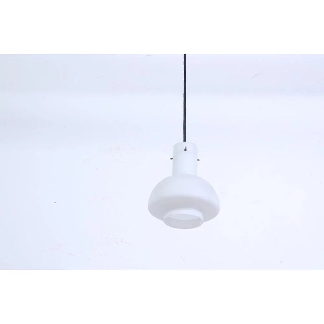 Beautiful vintage chandelier, original production of the 1950s. Metal ceiling cup, electric cable in support of the light...