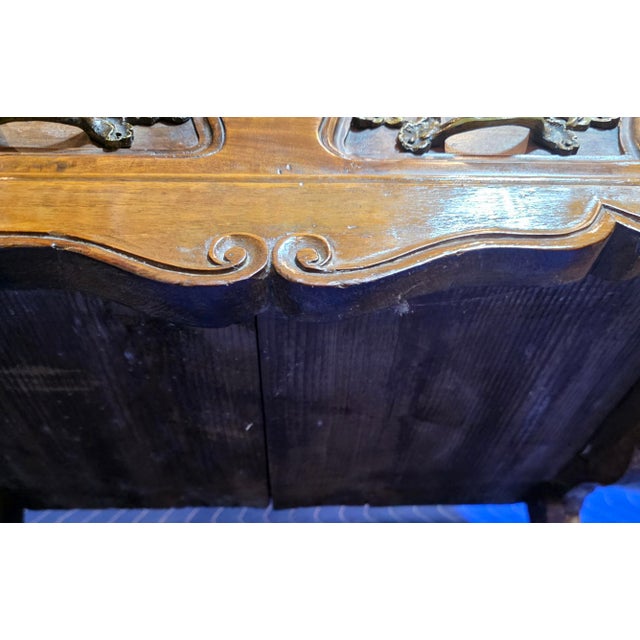 French Provincial Early 19th Century French Provincial Louis XV Walnut Petite Commode (Table De Chevet), Circa 1790–1825 For Sale - Image 3 of 18