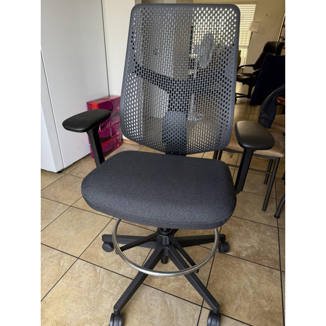 Herman Miller Verus Work Stool / Drafting Chair in good used condition. Authentic Herman Miller commercial-grade ergonomic...