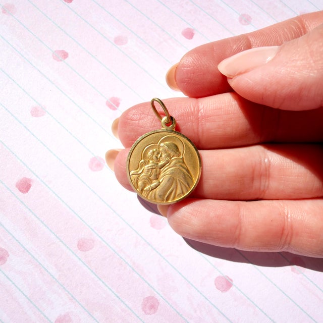 Vintage 1960s Italian 18k Saint Anthony of Padua Holding Baby Jesus Medallion For Sale - Image 4 of 9