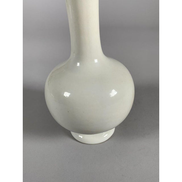 Off-white Dehua porcelain vase, Kangxi Dynasty (1661-1722), monochrome China For Sale - Image 8 of 9