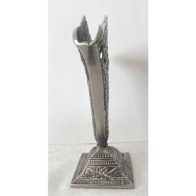 Vintage Ornate Fan Vase, Art Nouveau-Style Scrollwork, a Reticulated Top Edge, and a Central Pineapple Motif. For Sale - Image 4 of 15