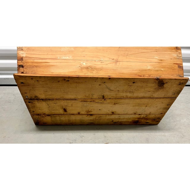 Vintage German Early 1900s Pine Lidded Dough Box For Sale In Dallas - Image 6 of 11