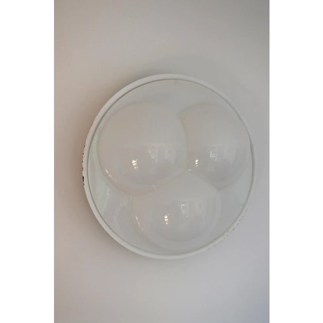 This ceiling lamp was produced in the 1970s by RAAK Holland. It features a methacrylate shade and a round lacquered metal...