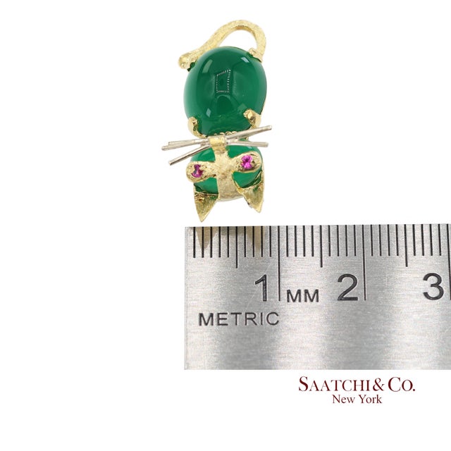 Mid 20th Century 18k 750 Solid Yellow Gold Natural Ruby Eyes & Green Gemstones Cat Pin Brooch For Sale - Image 12 of 12