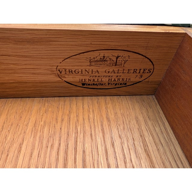 Brown Vintage 1973 Henkel Harris "Virginia Galleries" Inlaid Mahogany Pembroke Drop-Leaf Side Table For Sale - Image 8 of 8