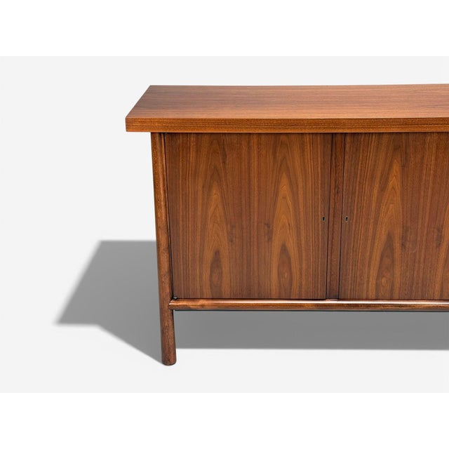 t.h. Robsjohn Gibbings, Sideboard, Walnut, Usa, 1960s For Sale - Image 4 of 14
