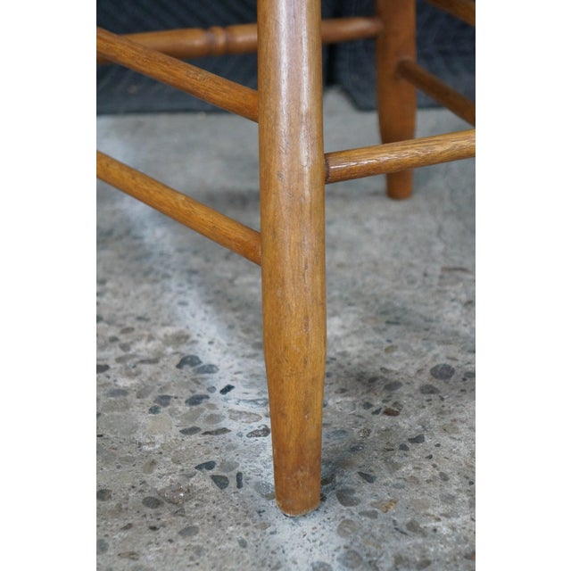 2 Antique 19th Century Colonial Windsor Thumb Back Maple Side End Chairs Pair For Sale - Image 15 of 18