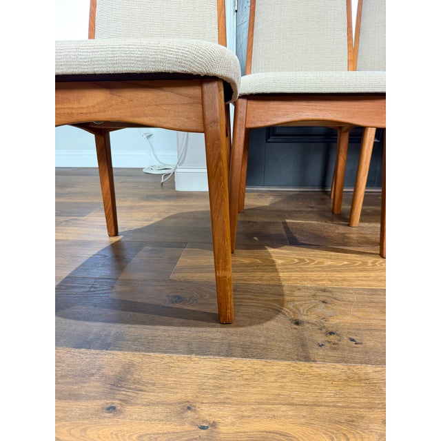 Tan Set of 8 Benny Linden Solid Teak Dining Chairs | Danish Modern | Original Upholstery | 2 Armchairs & 6 Side Chairs For Sale - Image 8 of 13