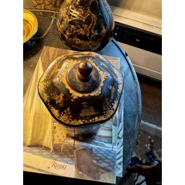 Beautifully restored octagonal English Regency tea caddy. Black and gold lacquer in the chinoiserie tradition