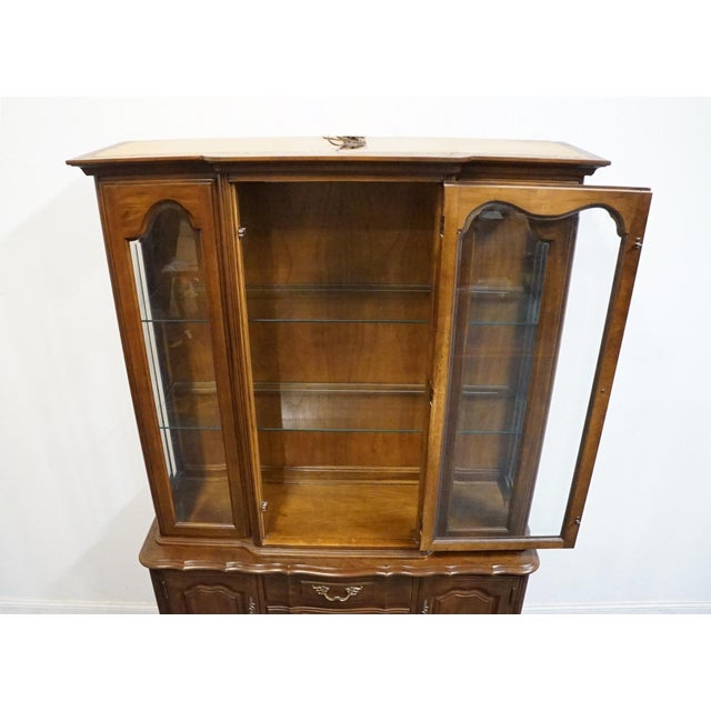 Late 20th Century Thomasville Furniture Tableau Collection Country French Provincial 50" Lighted Display China Cabinet 14121-410 For Sale - Image 5 of 16