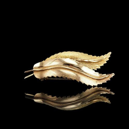 Vintage 18 Karat Gold Feather Brooch with Twin Texture For Sale - Image 16 of 18
