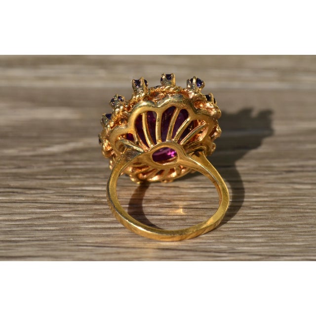 1950s The Saunders: Ladies Bold Laboratory Grown Color Changing Sapphire Cocktail Ring For Sale - Image 5 of 10