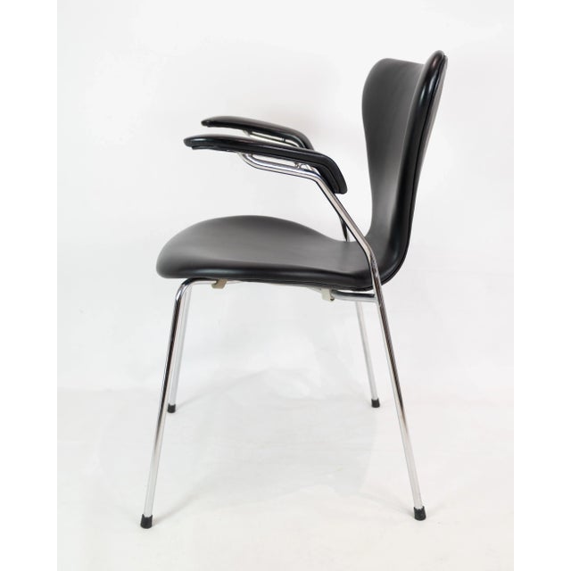 Series Seven Chair Model 3207 with Black Leather by Arne Jacobsen for Fritz Hansen, 2000s For Sale - Image 3 of 9