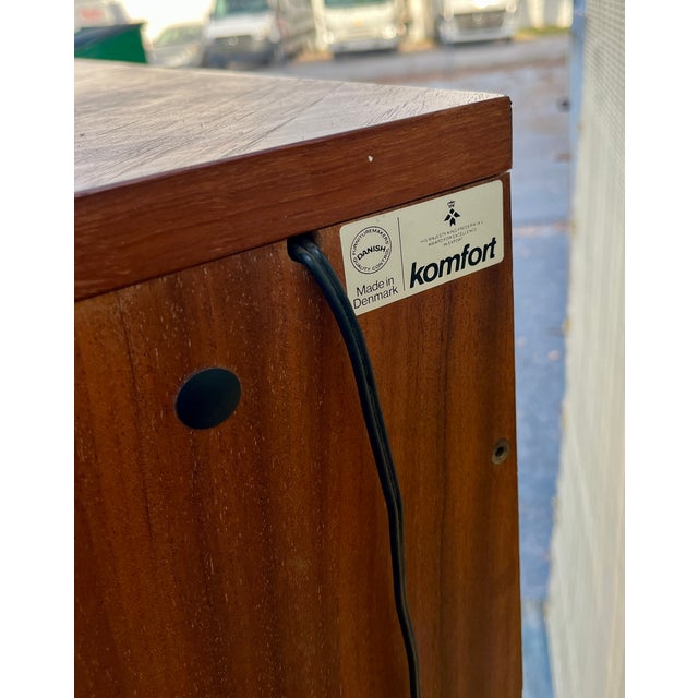 Mid-Century Modern Danish Corner Display Cabinet by Komfort Denmark. Circa 1970s, For Sale - Image 9 of 18