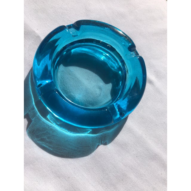 Mid-Century Modern 1970s Clear Turquoise Blue Round Ashtray Mid-Century Modern For Sale - Image 3 of 9